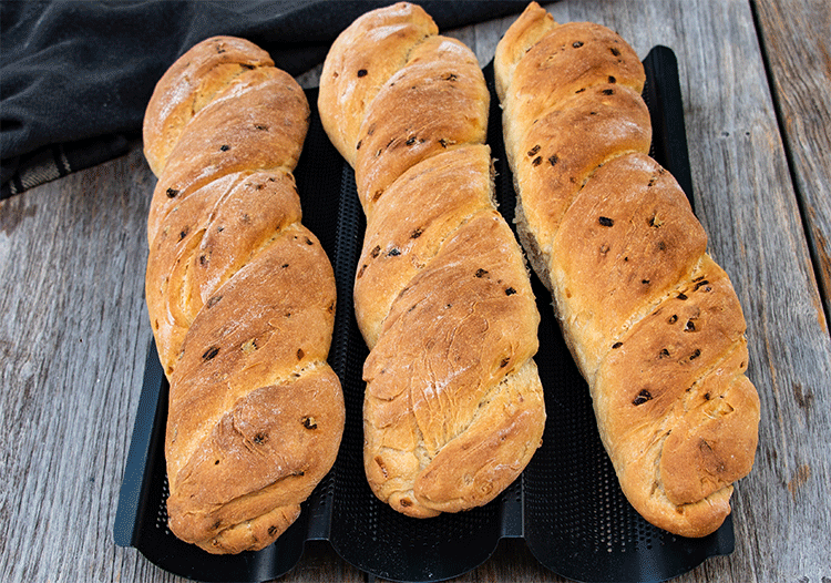 Stangenbrote mit roten Zwiebeln - Küchenmomente