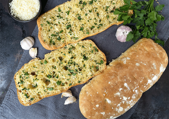 Knoblauch-Käse-Ciabatta - Küchenmomente